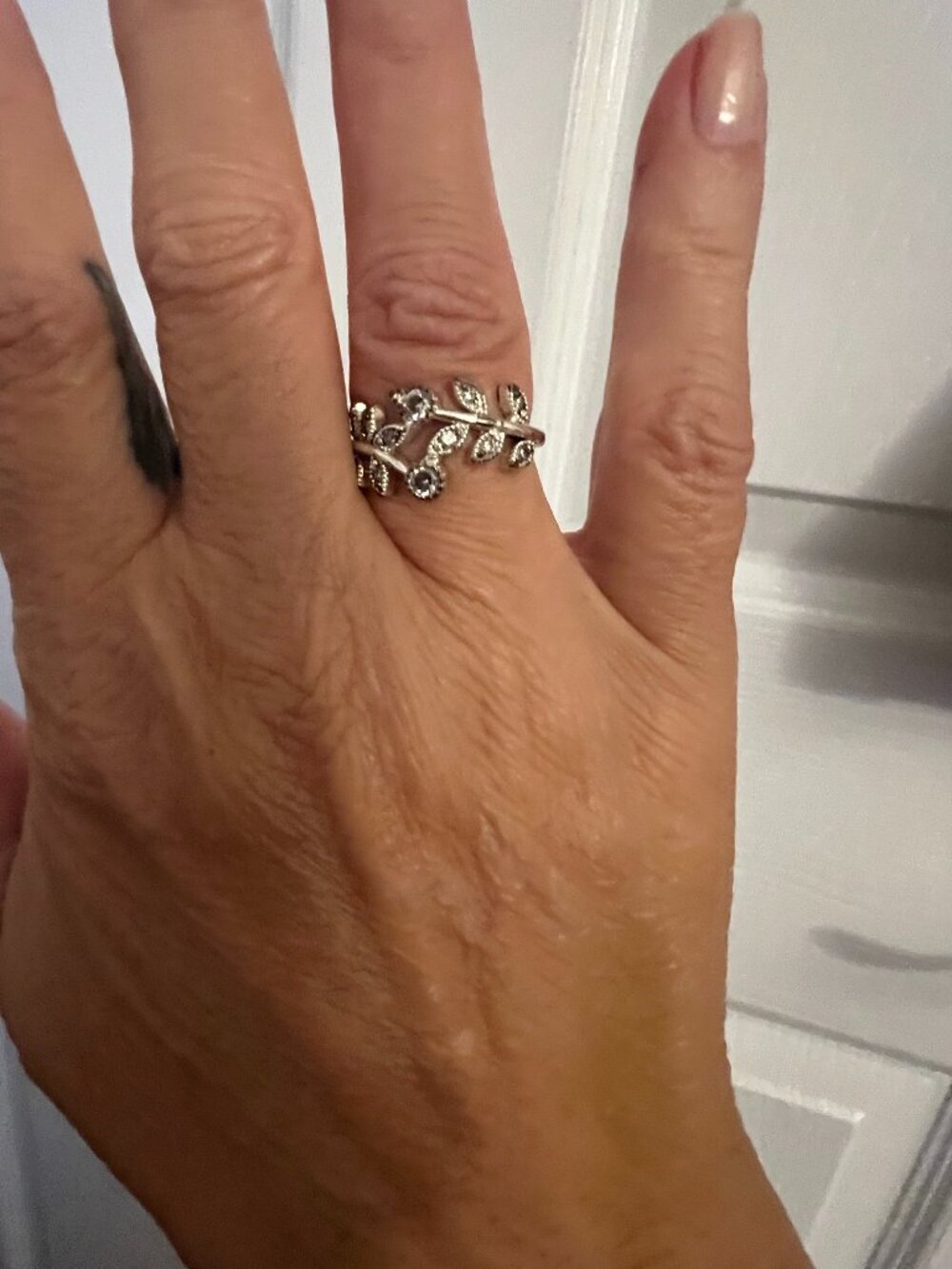 Silver‑Tone Leaf Ring with Rhinestones – Size 7